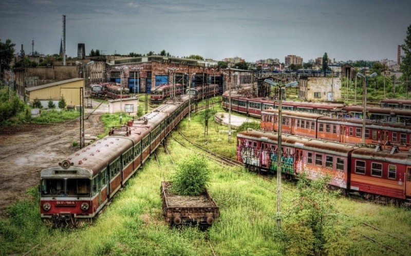 Parkoló vonatoknak, kicsit elfelejtve, Lengyelországban
